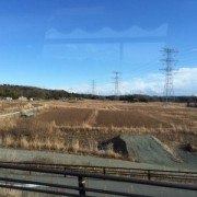 原発遠望 - 送電線の鉄塔の向こうに福島第一原発がある。