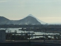 開聞岳遠望 - 枕崎港のはるか向こうの開聞岳を遮るように枕崎の山が。