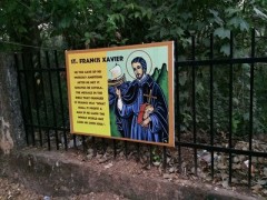 ゴアのザビエル様 - ご遺体が安置されているボンジェジュ教会の参道入り口にかけられたザビエル様の肖像画と略歴。