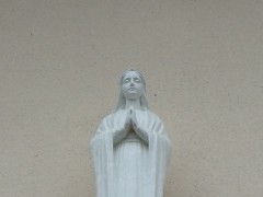 聖堂正面の聖母