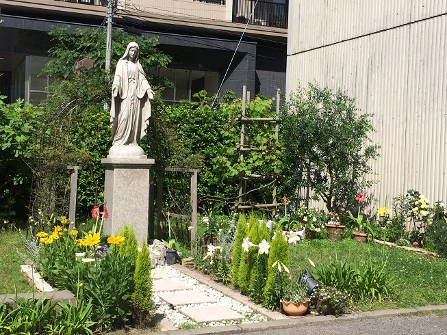 花の季節を迎えた聖書の植物の庭
