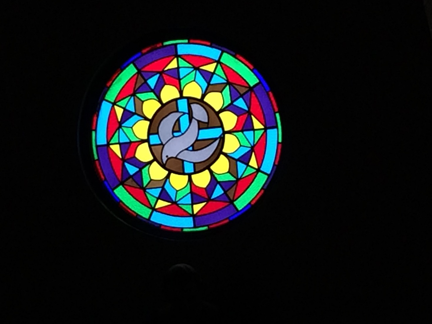 谷山教会祭壇横のステンドグラス