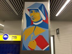 空港では聖ファウスチナの大きな肖像画もお出迎え。