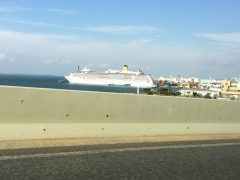 博多港の大型クルーズ船。みんなワクワクしているだろうなあ。