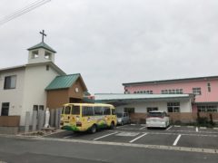 左は加世田教会、右はは落成間近な幼稚園