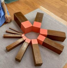 ３才の子どもの作品。ピンクタワーと茶色の階段、二つの教具を組み合わせて作ったもの。