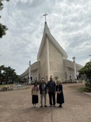 隣りのチャー神父さんは25，6年前瀬留に来たことがある