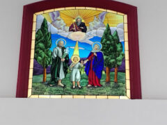 ワット神父さんの小教区聖堂の後方にある聖家族の絵画