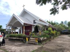 ワット神父さんの教会。信者600人は農家。