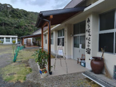 小5と書かれた部屋が二人の部屋。設備はそこらのビジネスホテルよりも充実。