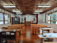 床、椅子、祭壇、司祭椅子すべて信徒手作り