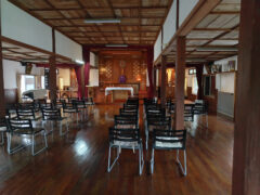 天井を支える柱はイジュウ百年過ぎてもびくともしない